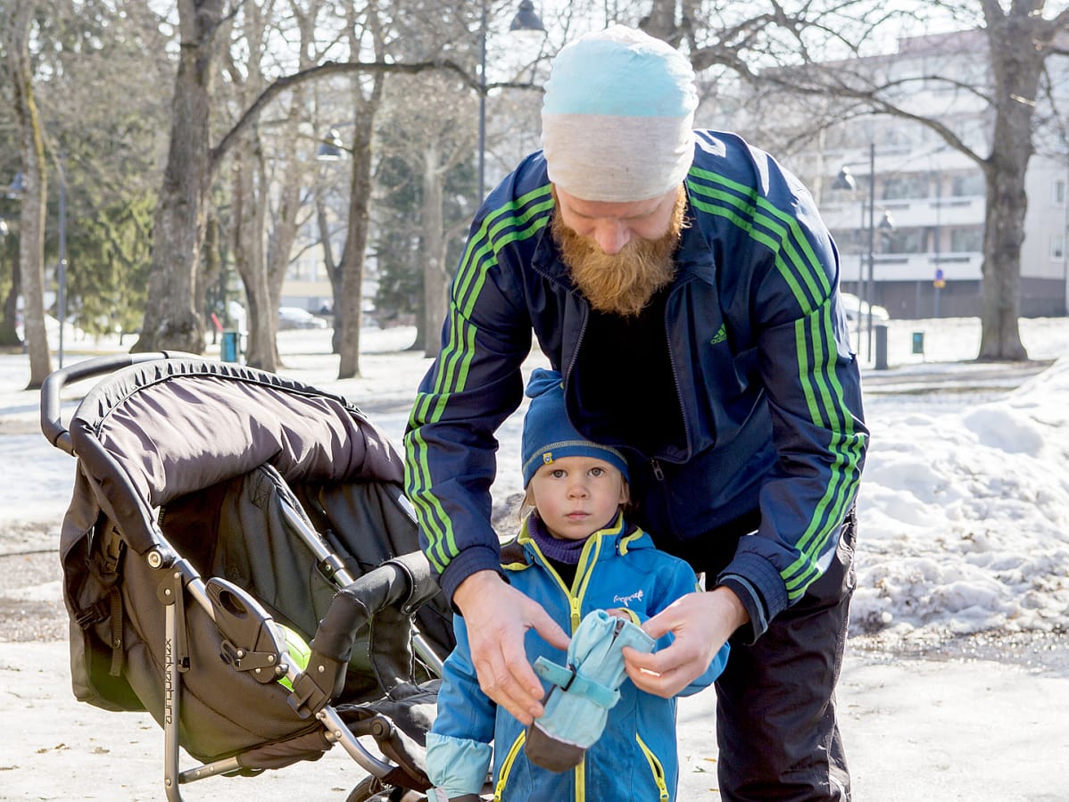 Mies lapsen kanssa