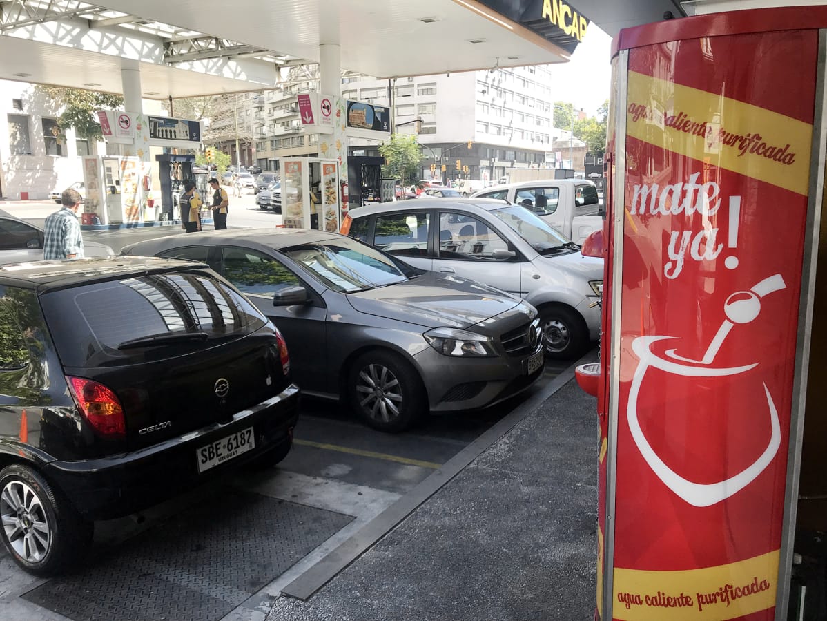 Kuumavesiautomaatti urugualaysilla huoltoasemilla.