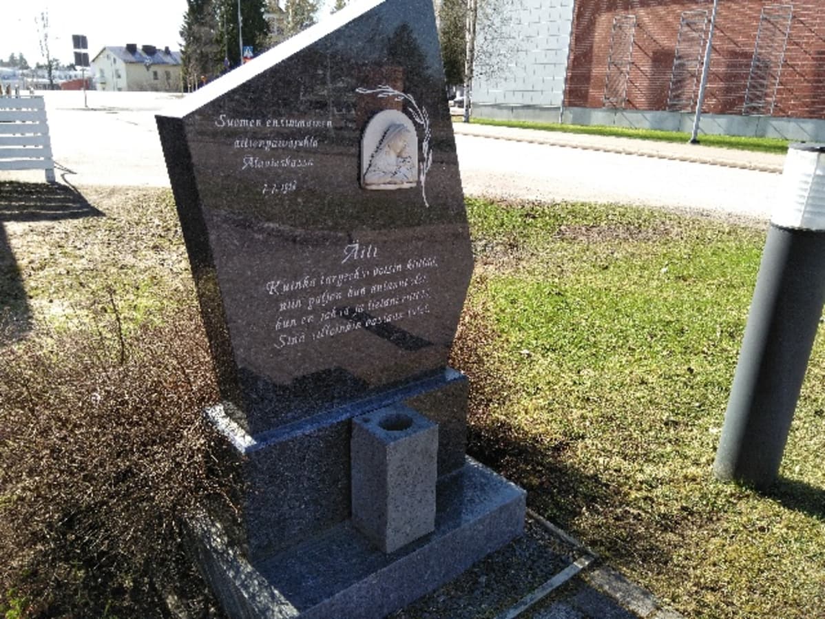 Alavieskassa paljastettiin Äiti-patsas vuonna 2002.