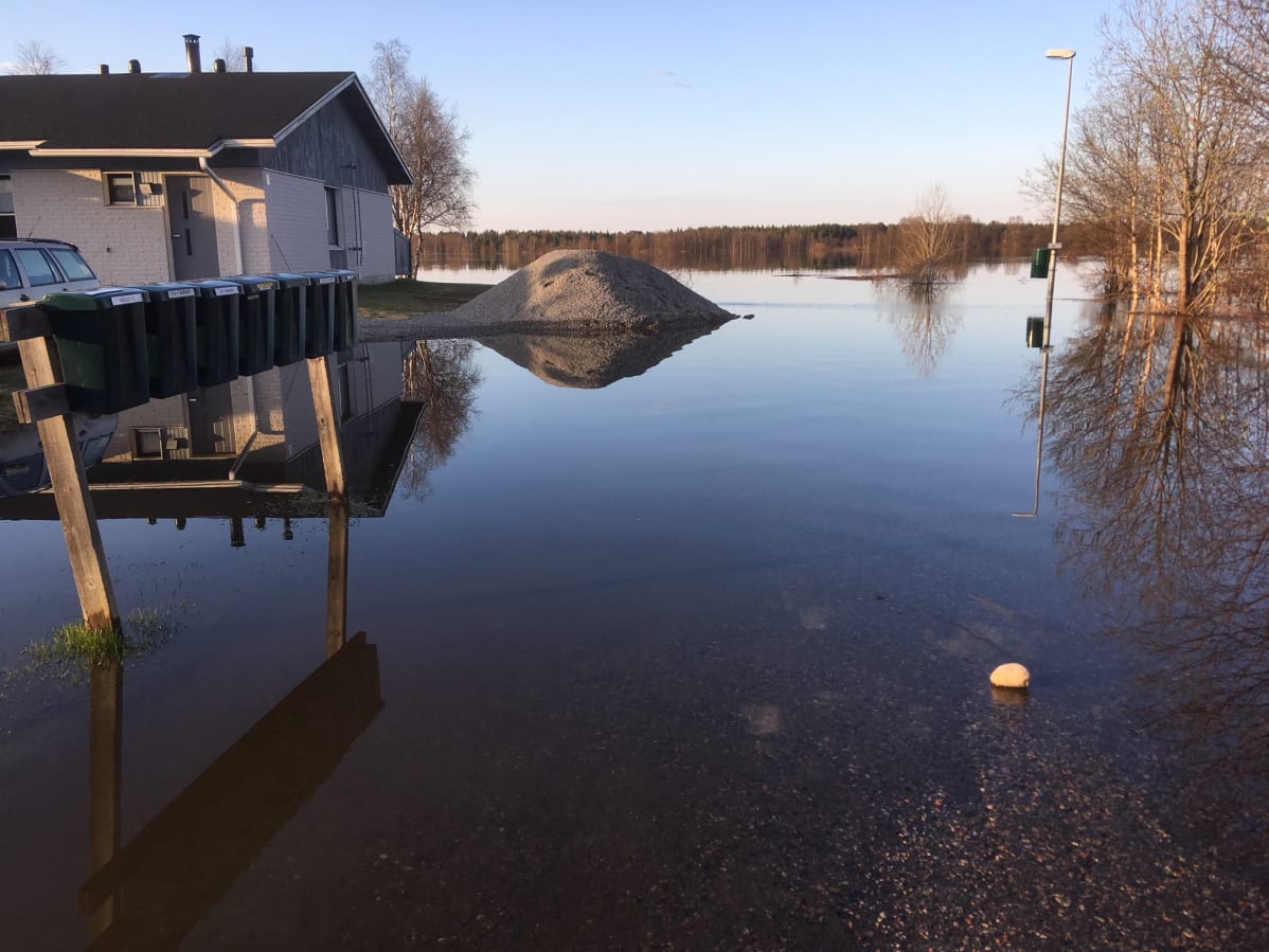 Maanantai-iltana tulva saartoi pienen merkkikiven Uitontien päässä. Kittilä 14.5.2018.