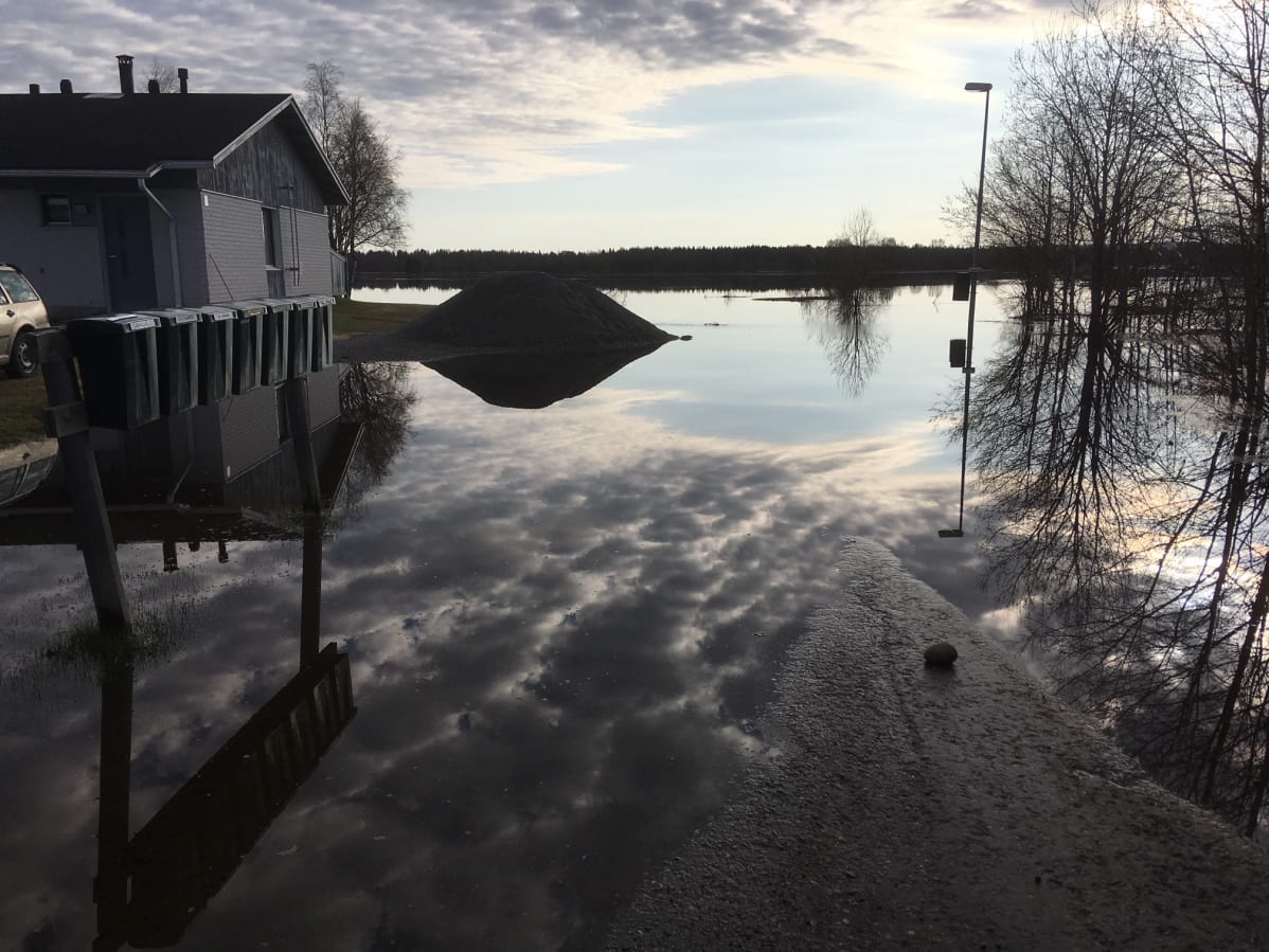 Tiistaiaamuna tulva oli hieman laskenut ja Uitontien pään pieni merkkikivi oli kuuvilla. Kittilä 15.5.2018