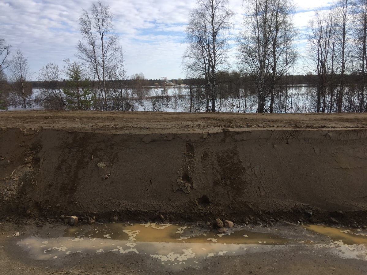Ounasjoen tulvan suojaksi rakennettu patovalli vuotaa Kittilän keskustassa. Taustalla veden saartama lintutorni. 15.5.2018