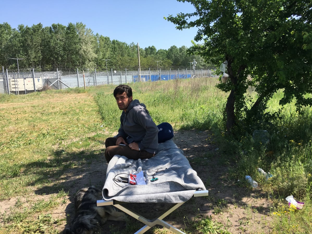 Afganistanilainen Abdul Samim odottaa pääsyä Unkarin rajan yli pienessä telttaleirissä Serbian puolella.