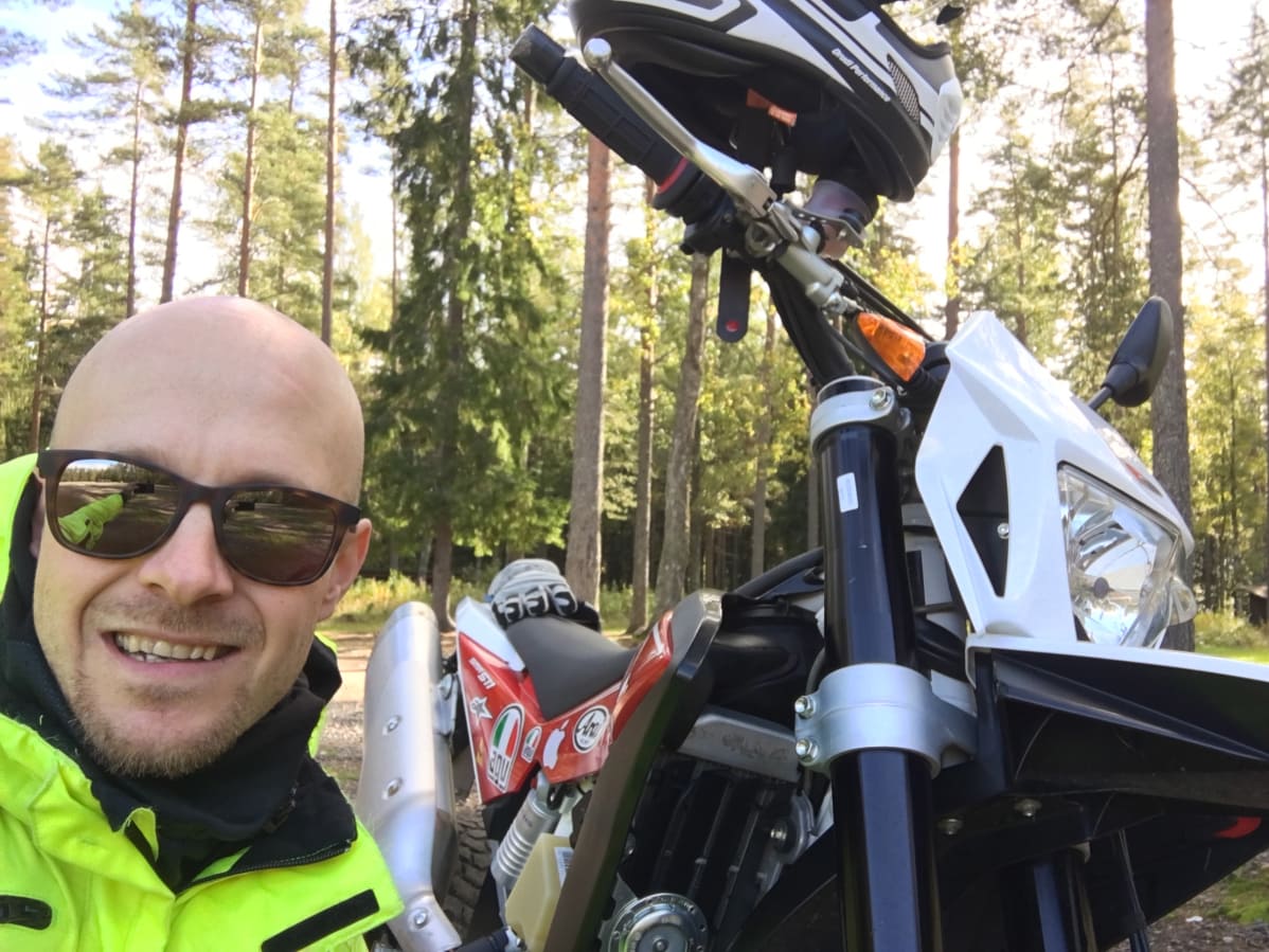 Janne Saarikoski on moottoripyöräilyn tulevaisuudesta kiinnostunut liikennekouluttaja, joka tutkii nykyisin meriliikenteen digitalisaatiota.