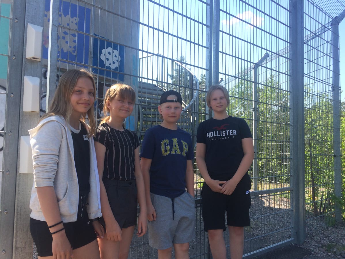 Söderkulla Skolan 6-luokkalaiset Eevi Rossi, Ella Seppälä, Emil Pajula ja Mikael Nyberg ovat olleet mukana maalaamassa vesitornia.