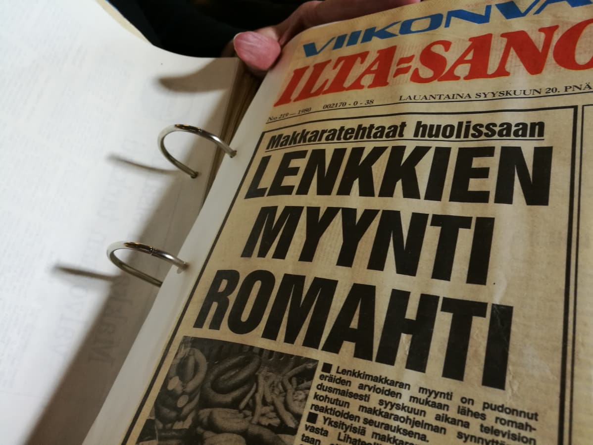 Leena Jakkula näyttää Ilta-Sanomien juttua lenkkimakkarasta.