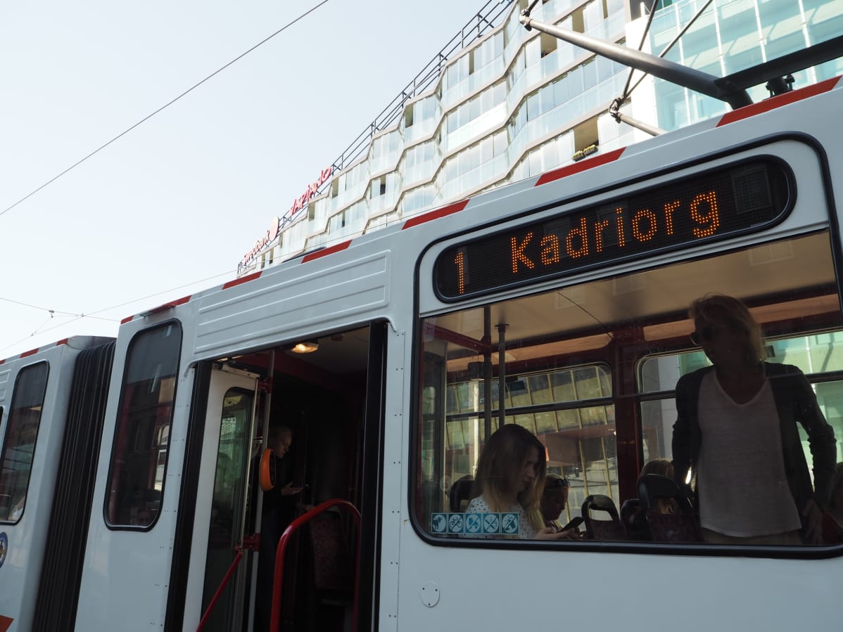 Tallinnan joukkoliikenne on ollut kaupungin asukkaille maksutonta vuodesta 2013. Turistit joutuvat yhä ostamaan matkalipun.
