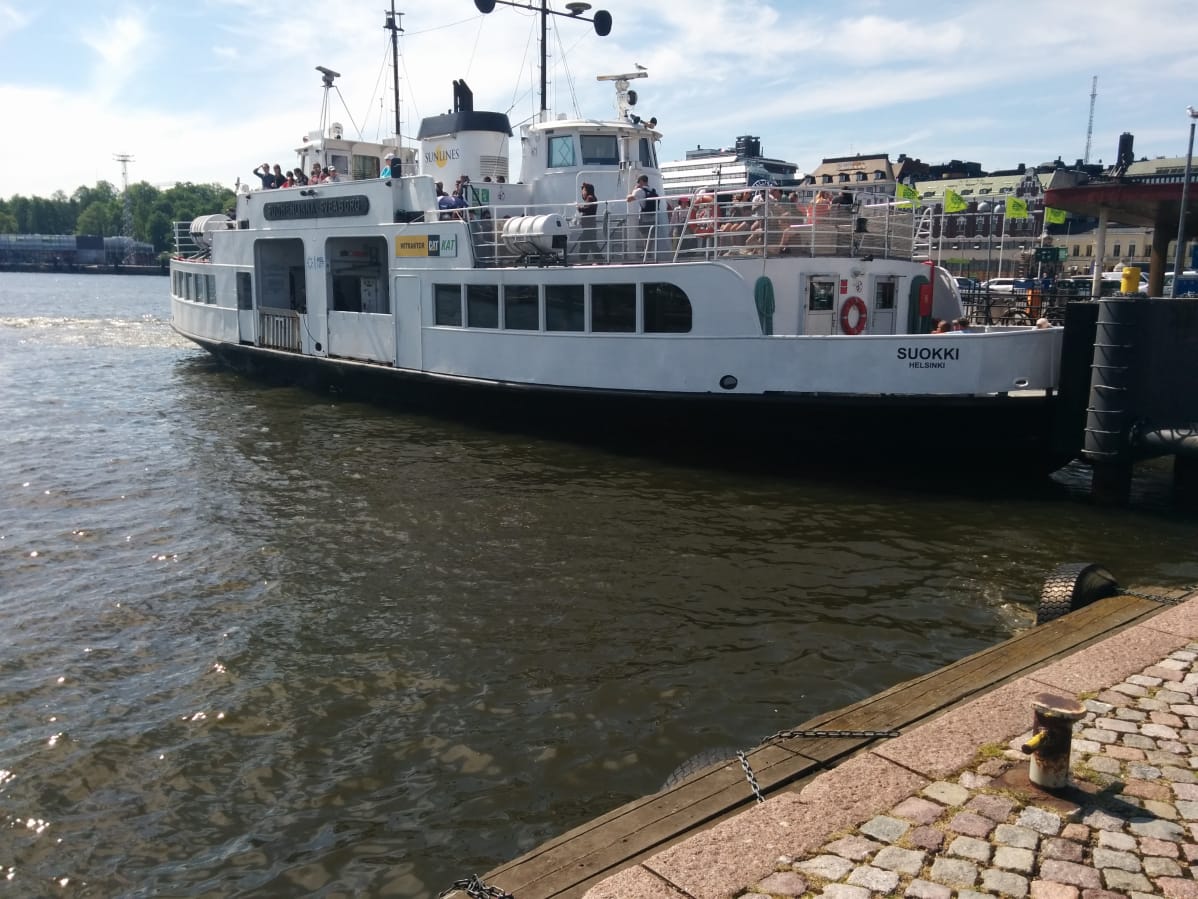 Suomenlinnan valkoinen lautta Kauppatorin rannassa.