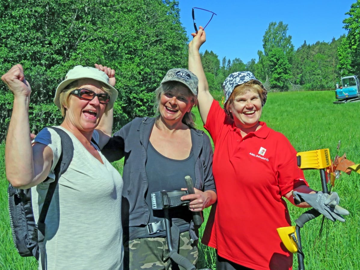 Eivor Hafström, Riitta Laivola ja Anna Laakso kädet koholla.