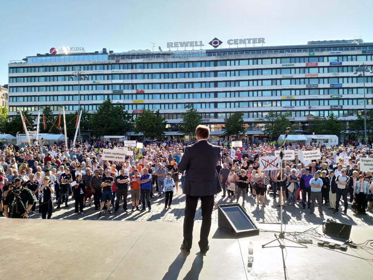 Mielenosoitus Vaasan torilla 11. kesäkuuta 2018