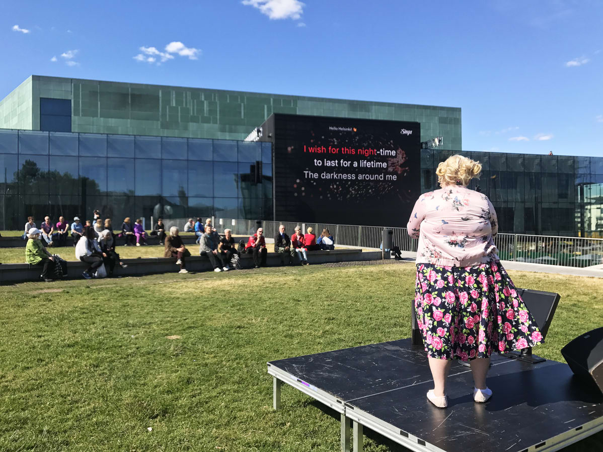 Helsinki-karaoke tapahtuma Musiikkitalon edustalla.