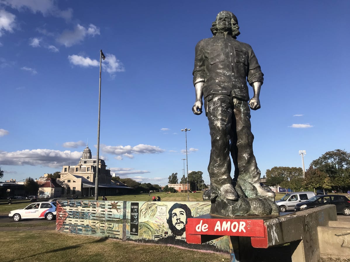 Argentiinan ainoa Che Guevaran näköispatsas on pystytetty hänen synnyinkaupunkiinsa Rosarioon.