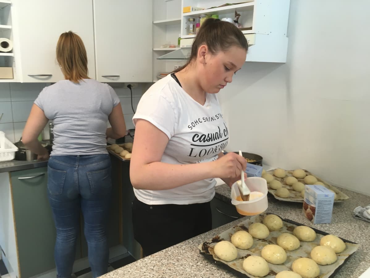 Jasmin Normi voitelee pullia