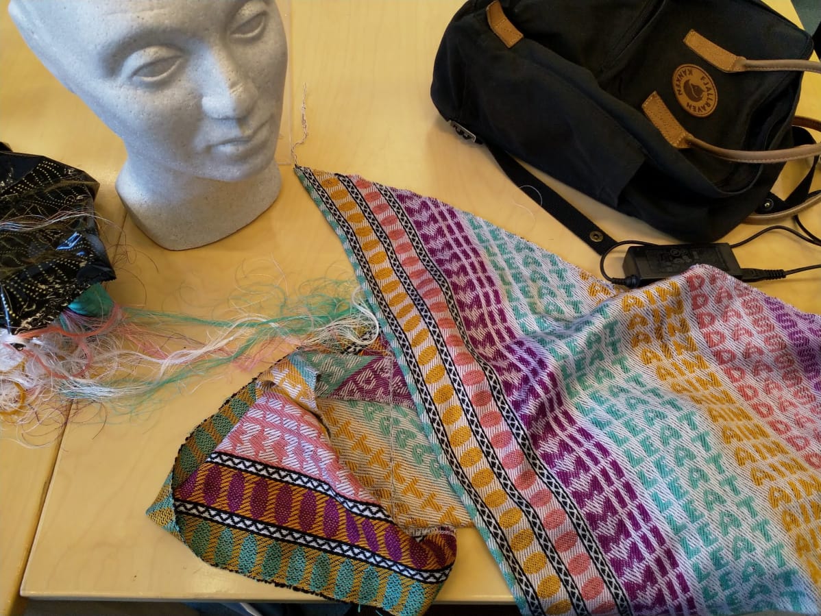 Anniina Turunen teki ensin prototyypit näyttelyhuivistaan.