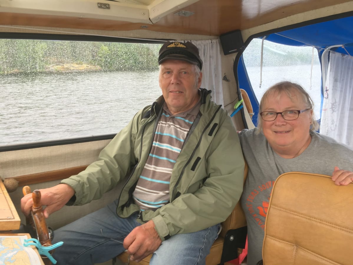 Seppo ja Eeva-Liisa Valtonen ajavat huoltovenettä.