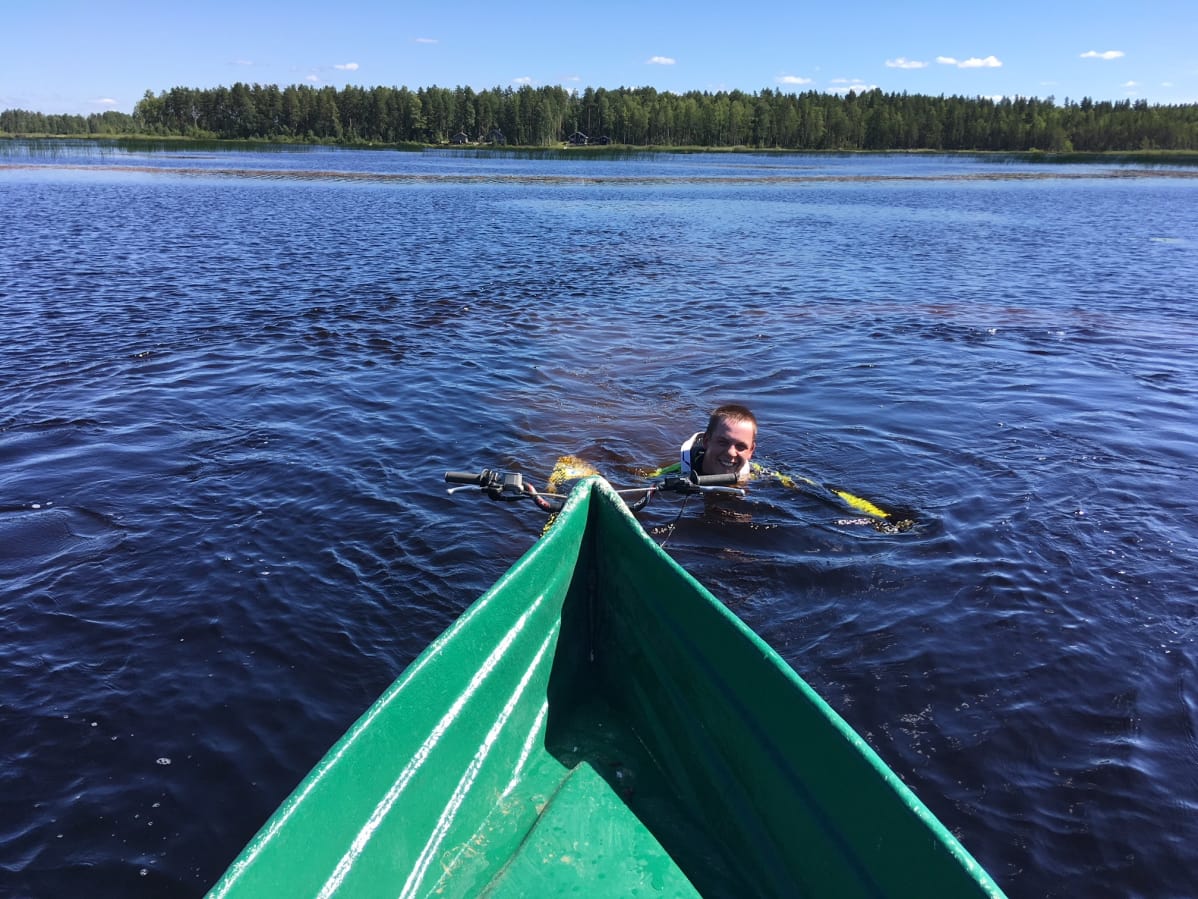 Uponnutta pyörää hinataan.