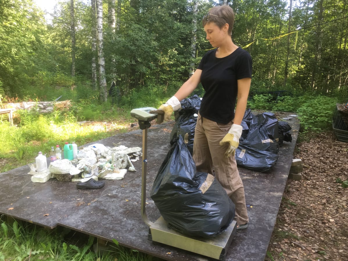 Inka Silfsten punnitsee jätesäkkiä