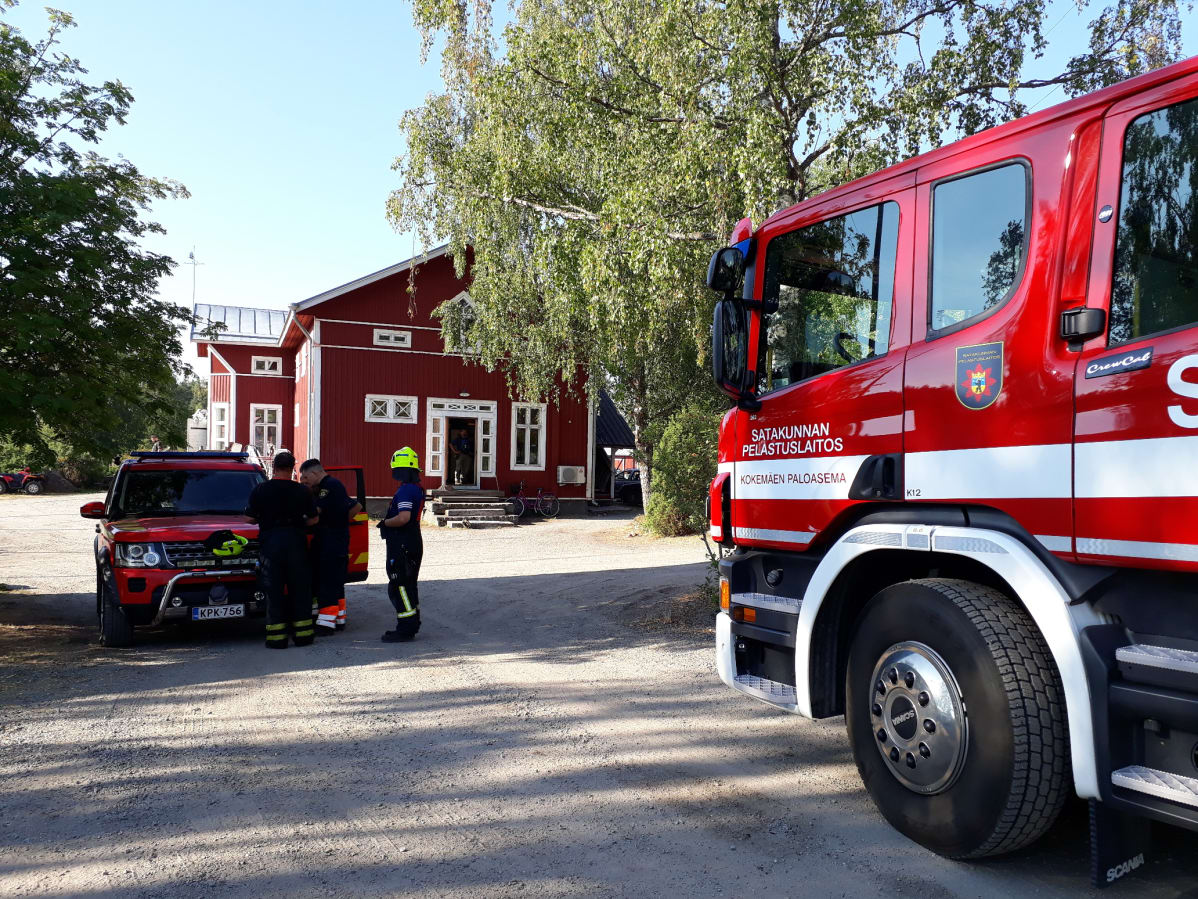 Palomiehiä Santtion kylätalolla