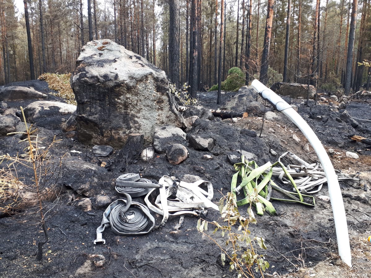 Maastopalon aiheuttamaa tuhoa Pyhärannassa.