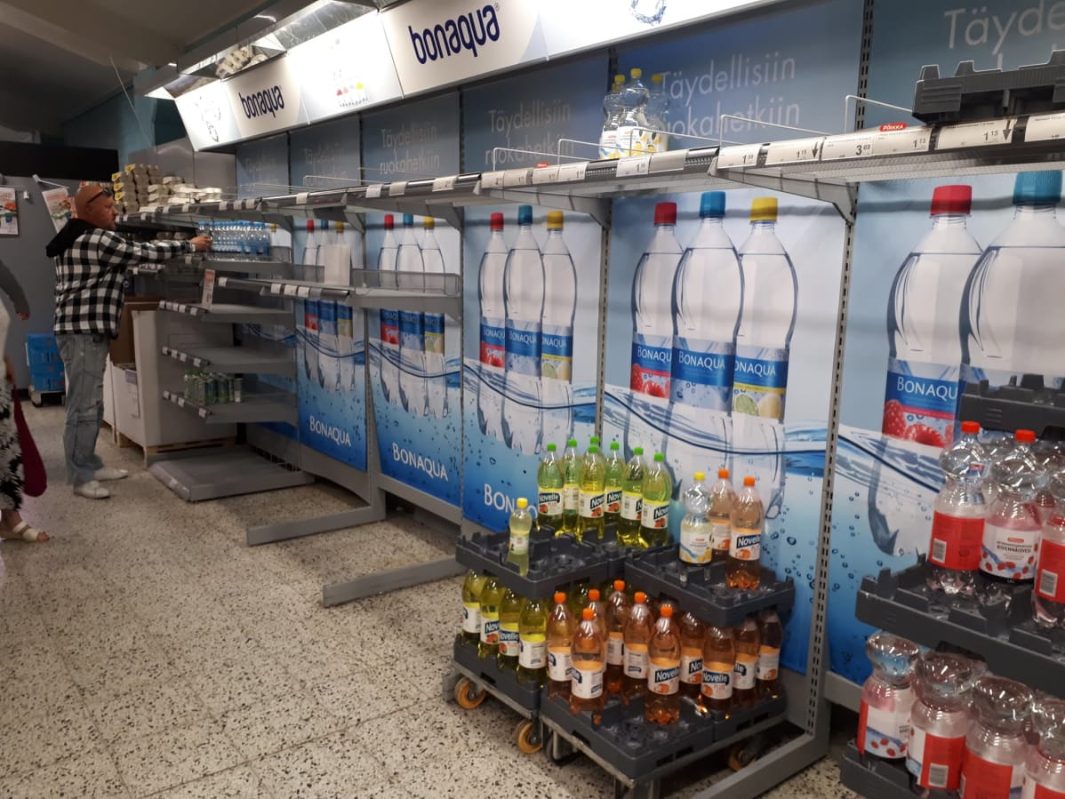 Vesihyllyllä on aukkoja naantalilaisessa ruokakaupassa 31.7.2018.