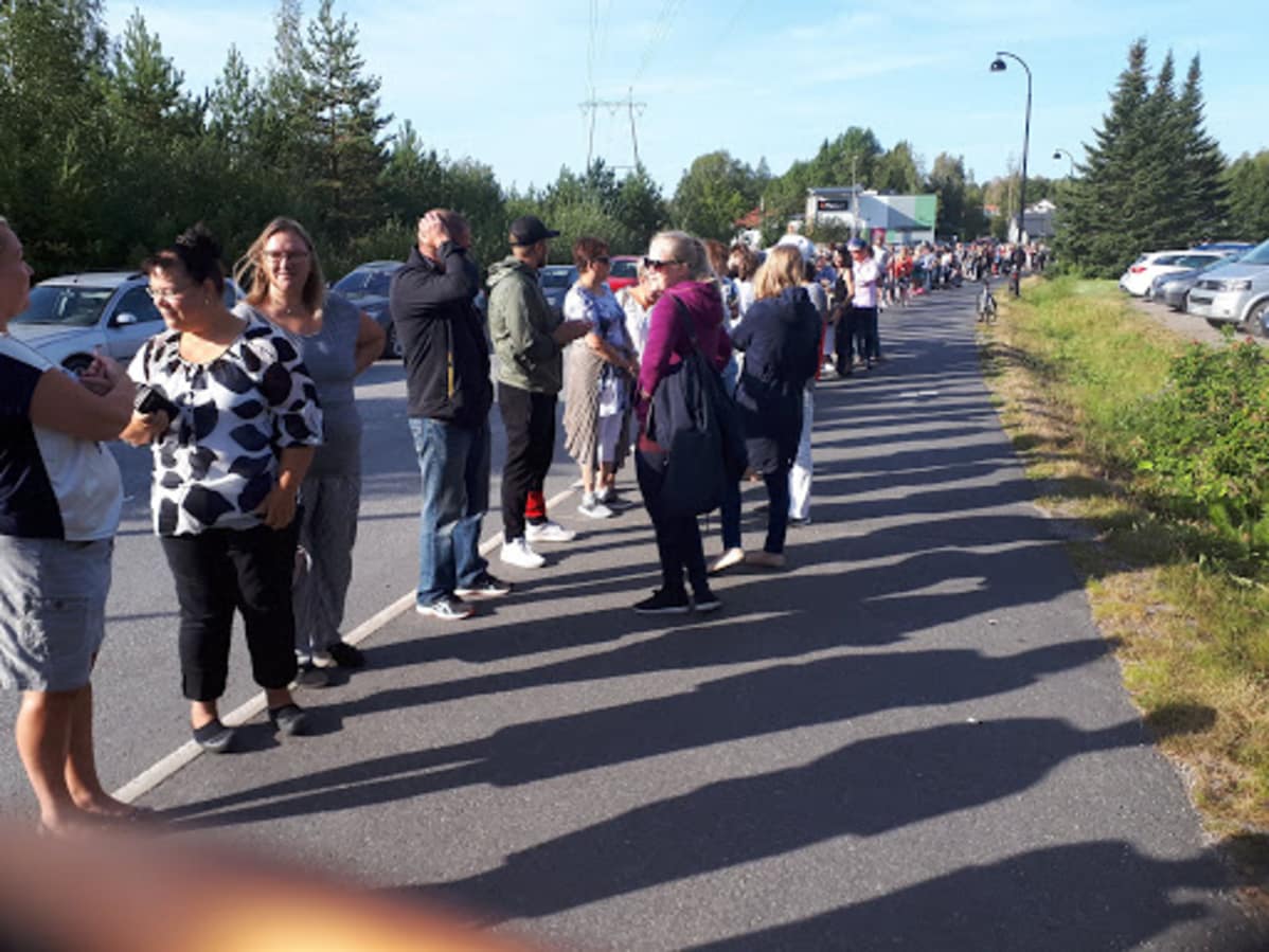 Jyväskylän Viherlandiassa oli aamulla satojen metrien jono.