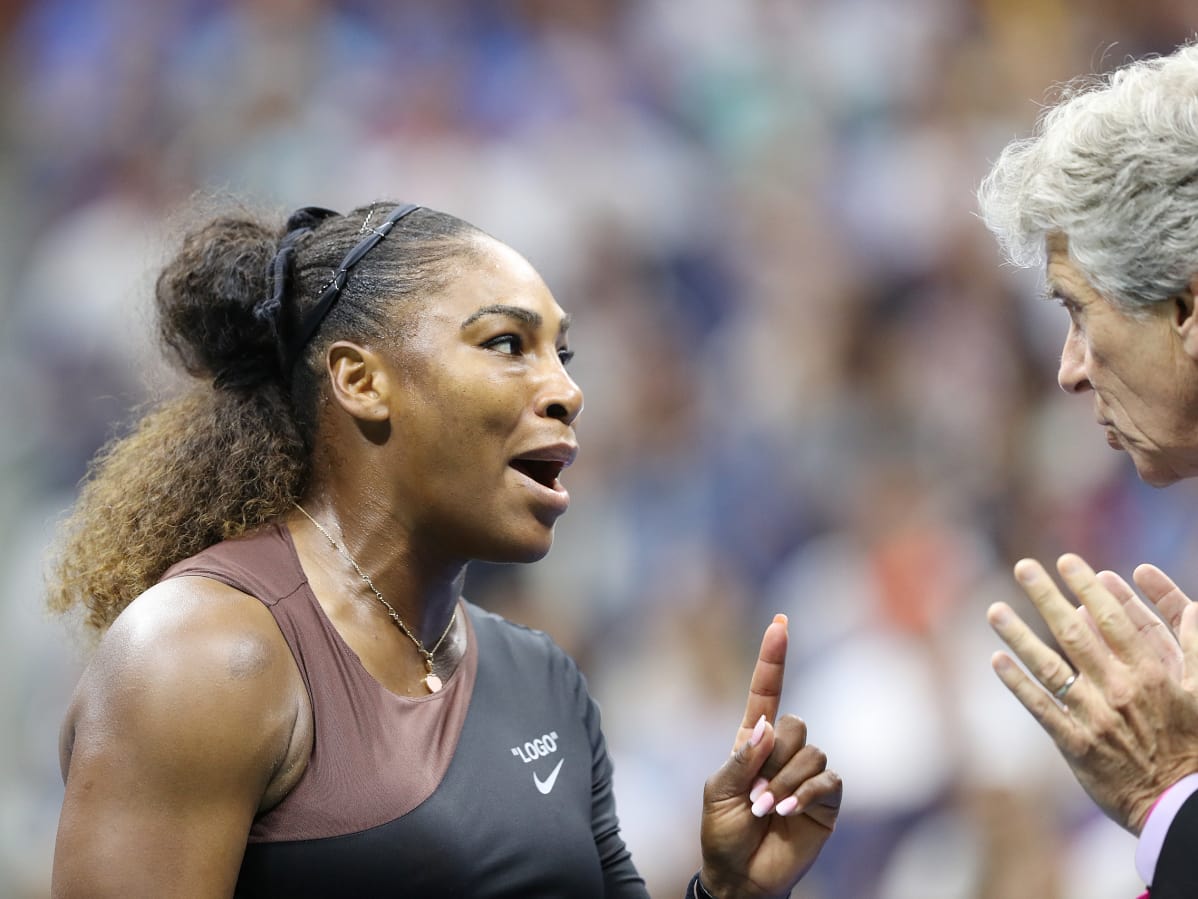 Serena Williams keskustelee tuomarin kanssa sormi pystyssä.