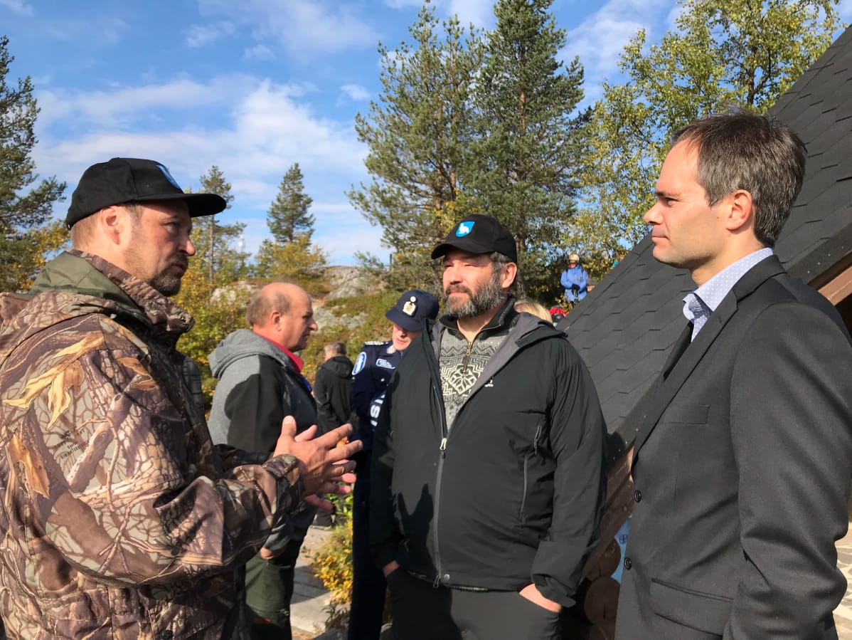 Sisäministeri Kai Mykkänen (oik.) vieraili Enontekiöllä 7.9.2018. Kuvassa myös Enontekiön kunnanjohtaja Jari Rantapelkonen (kesk.) sekä kunnanvaltuuston puheenjohtaja Seppo Alatörmänen (vas.).