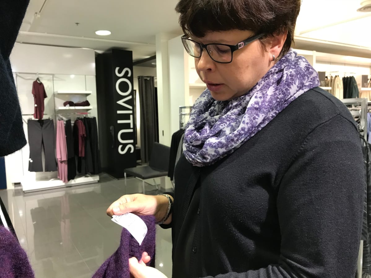 Lahden ammattikorkeakoulun kehittämispäällikkö Kirsti Cura tutkii neuleen materiaalilistaa.