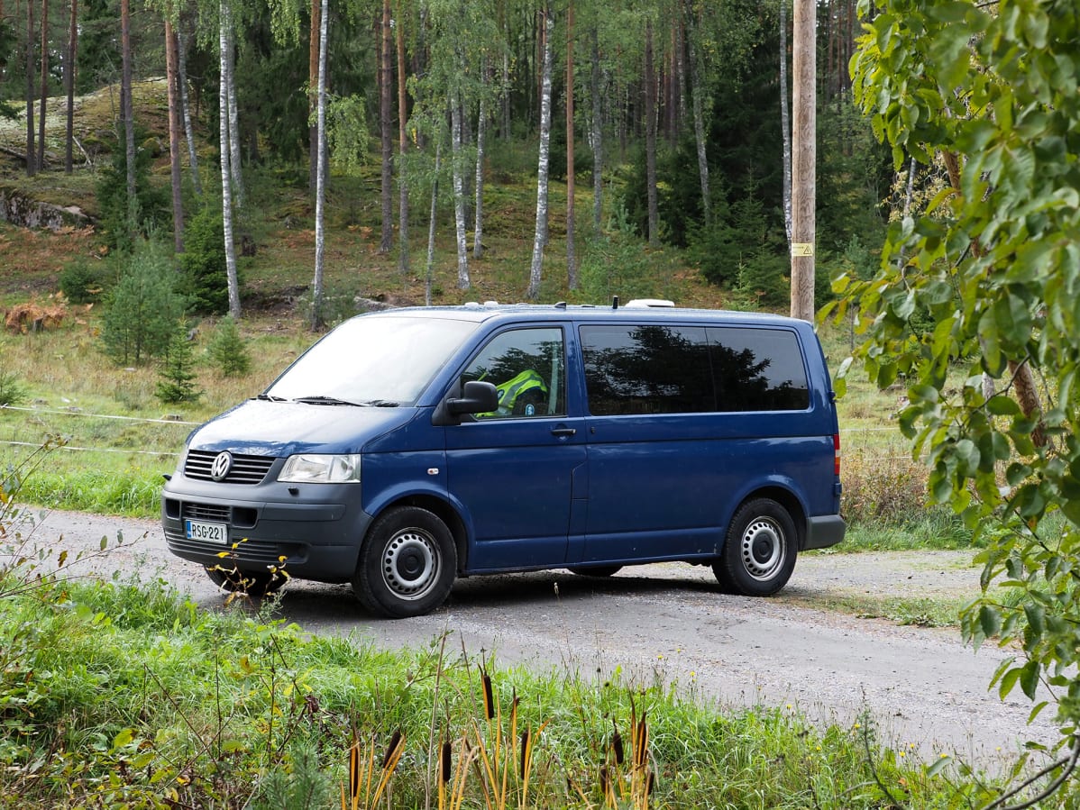 pakettiauto metsätiellä