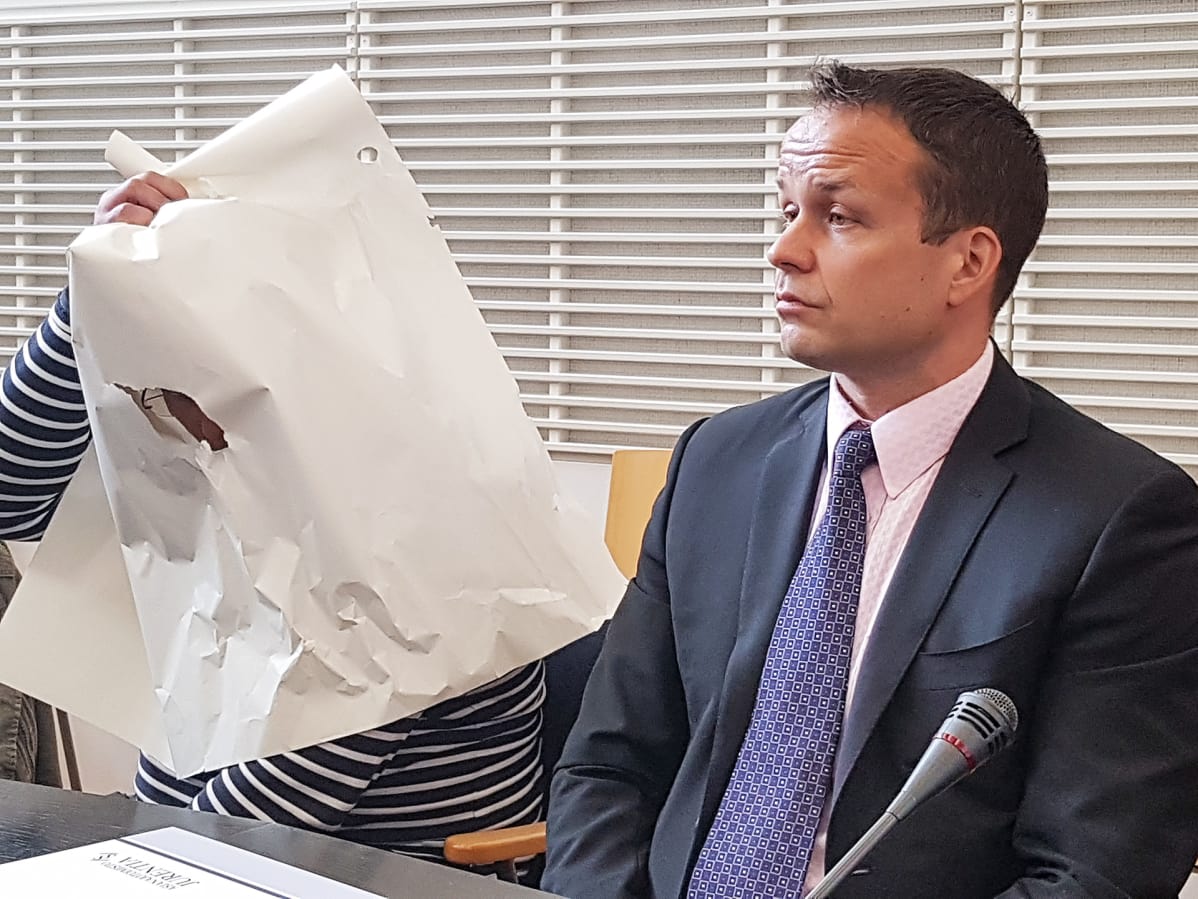Asianajaja Jukka Pasanen ja rikoksista epäilty.