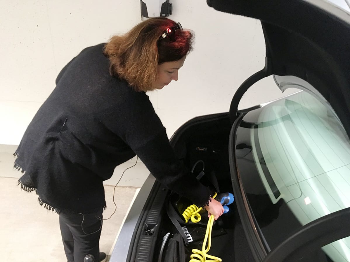Hybridiauton latauskaapeli kulkee auton takakontissa