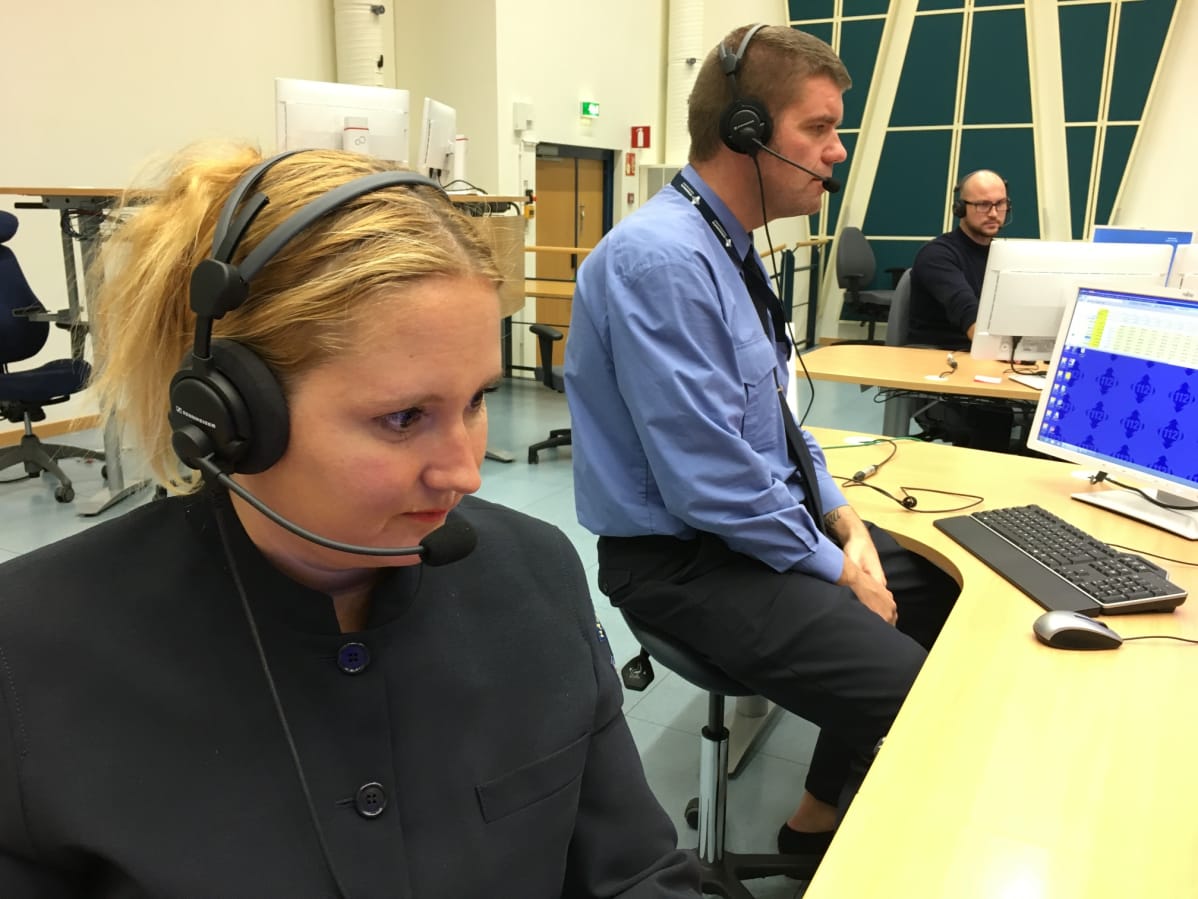 Hätäkeskuspäivystäjä Tuuli Torssonen ja vuoromestari Artturi Jortikka pitävät työstään Keravan hätäkeskuksessa, mutta viime aikoina siitä on tullut aiempaa kuormittavampaa henkilöstöpulan vuoksi.