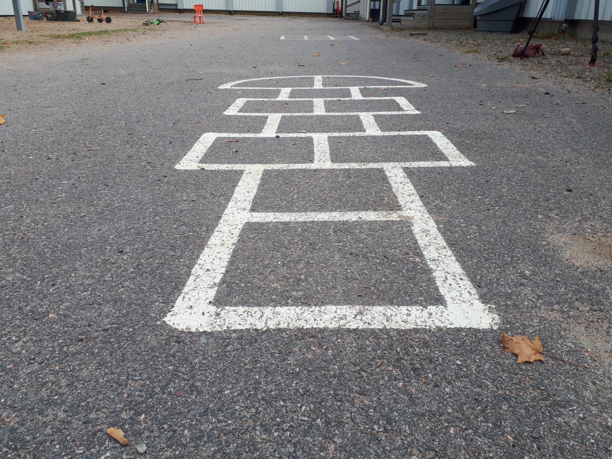 Asvalttiin maalattu hyppyruudukko