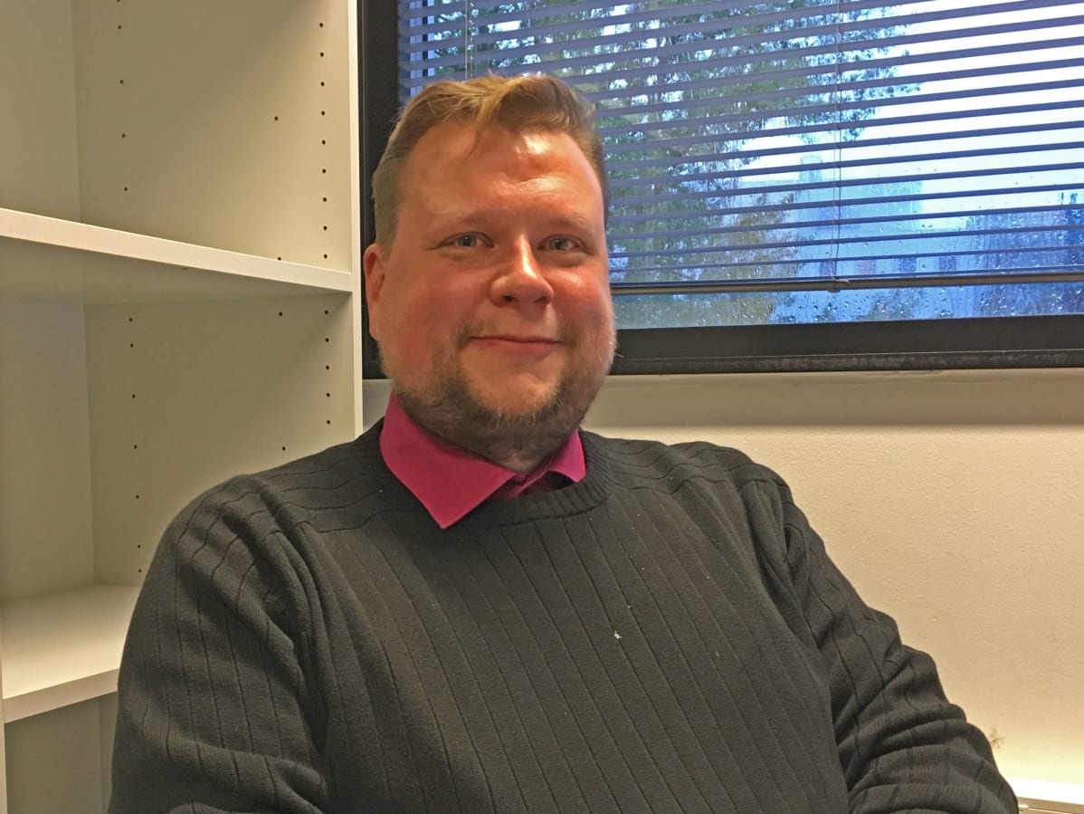 Tutkijatohtori Mikko Poutanen työhuoneessaan Tampereen yliopistolla
