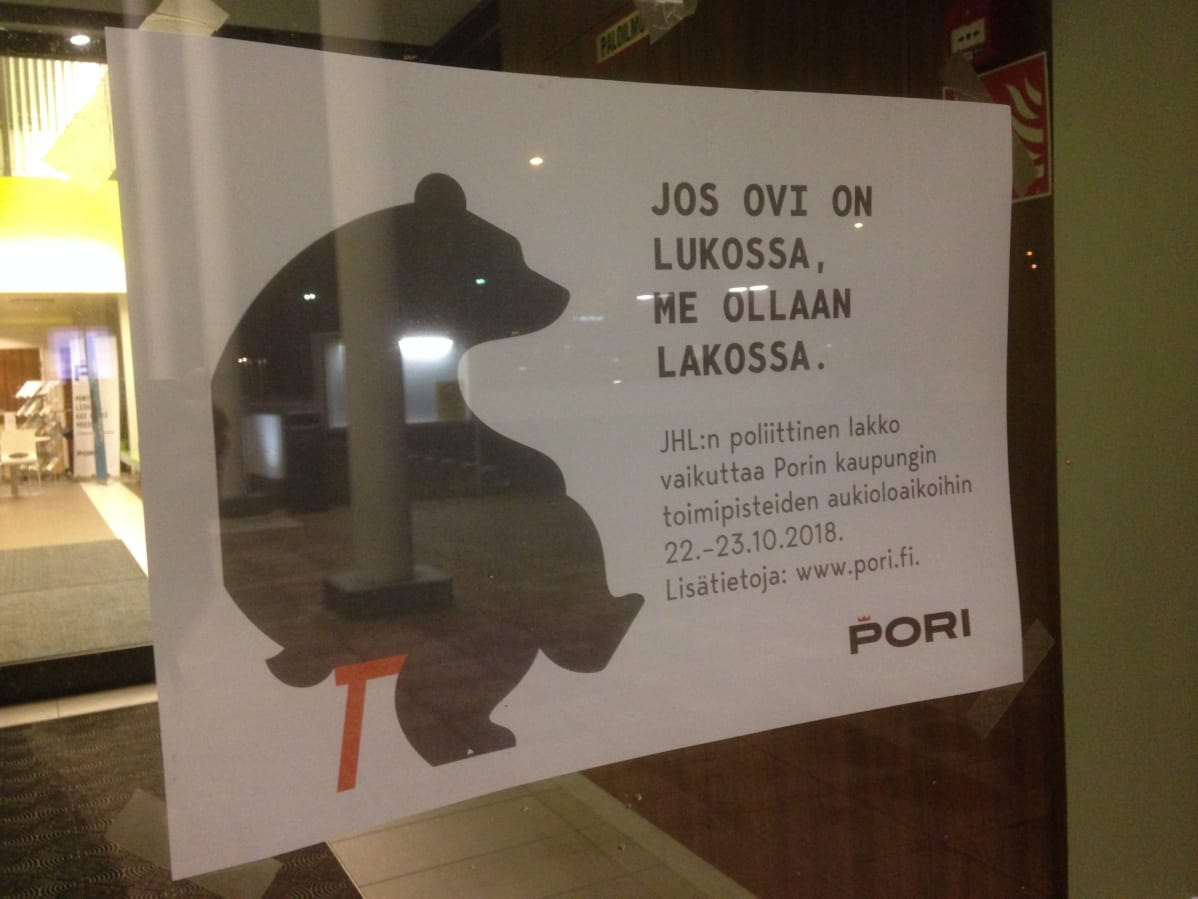 Lakkoilmoitus Porin uimahallin ovessa.