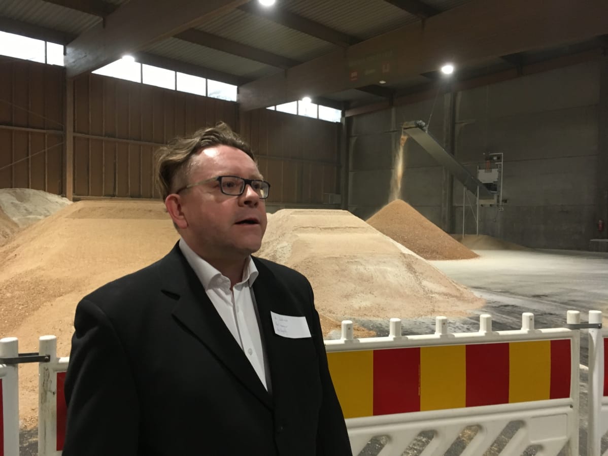 Kotkalaisen Agro Recycling -kierrätyslaitoksen johtaja Ari Siekkinen esittelee hallia, jonne varastoidaan pilkottua ja kuivatettua elintarvikejätettä.