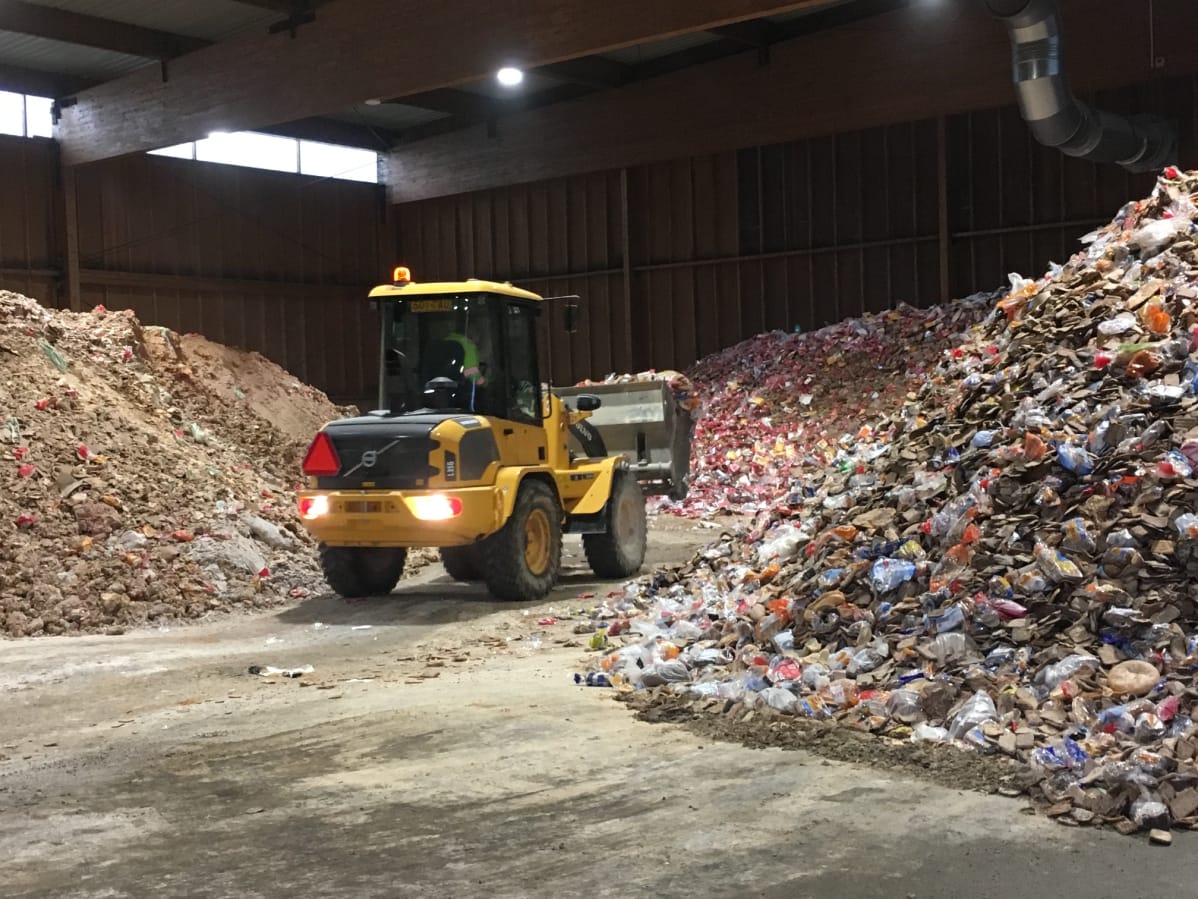 Kotkalaisella Agro Recycling -kierrätyslaitoksella pilkotaan ja kuivataan leipomoista tuotavaa leipäjätettä.
