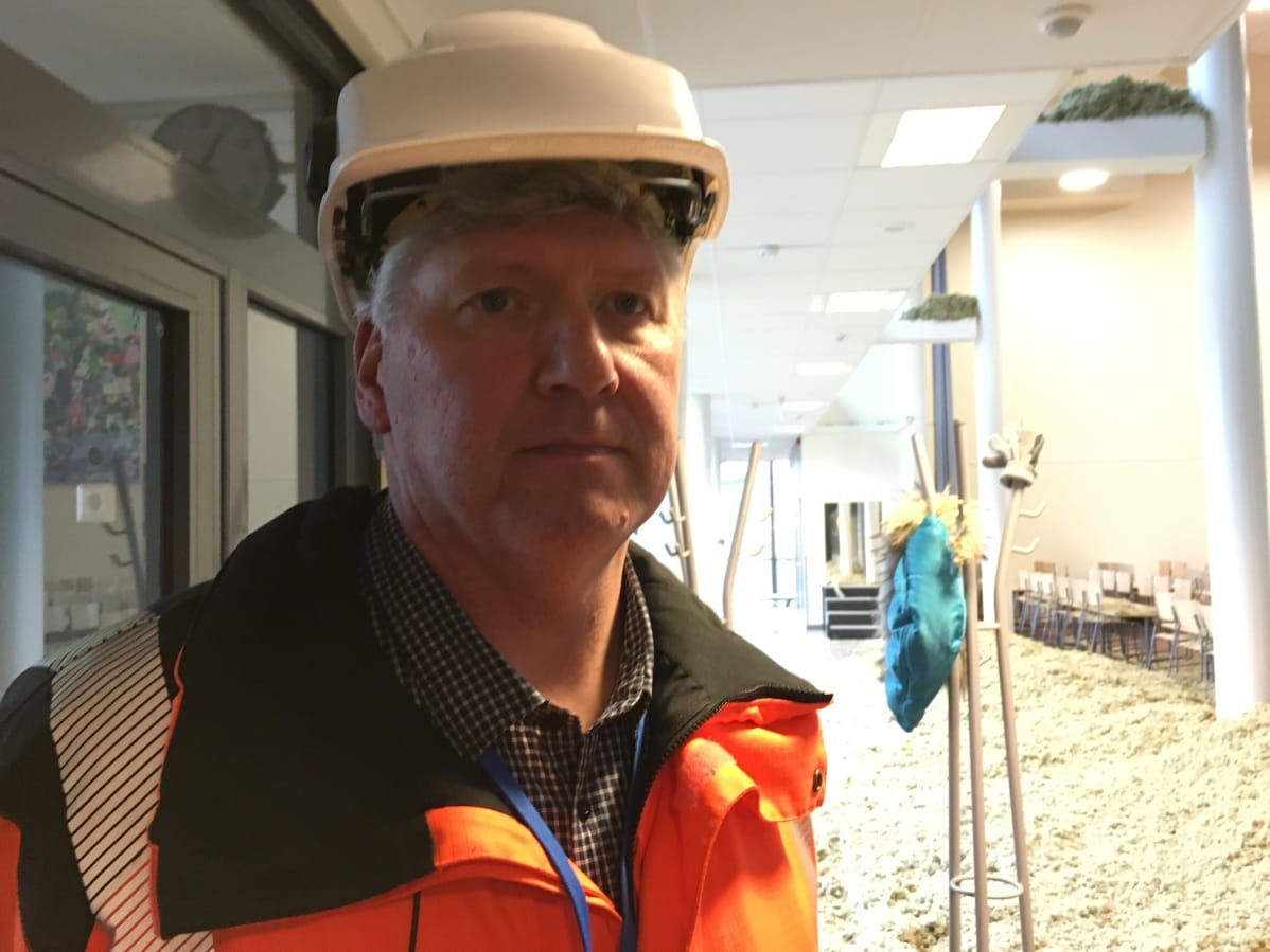 Loviisan kaupungin tilapäällikkö Antti Kinnunen Harjurinteen koulussa.
