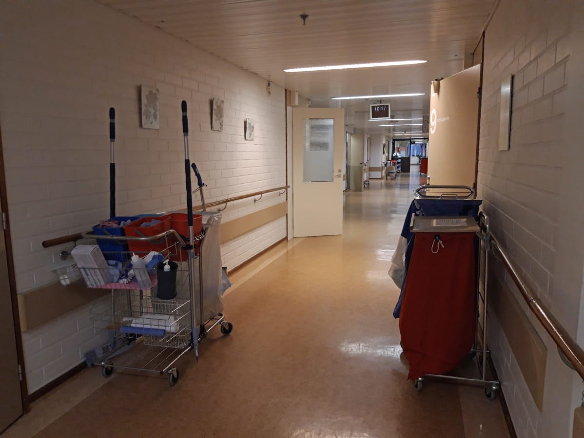 Tunkkari terveyskeskuksen yleislääketieteen osaston käytävä.