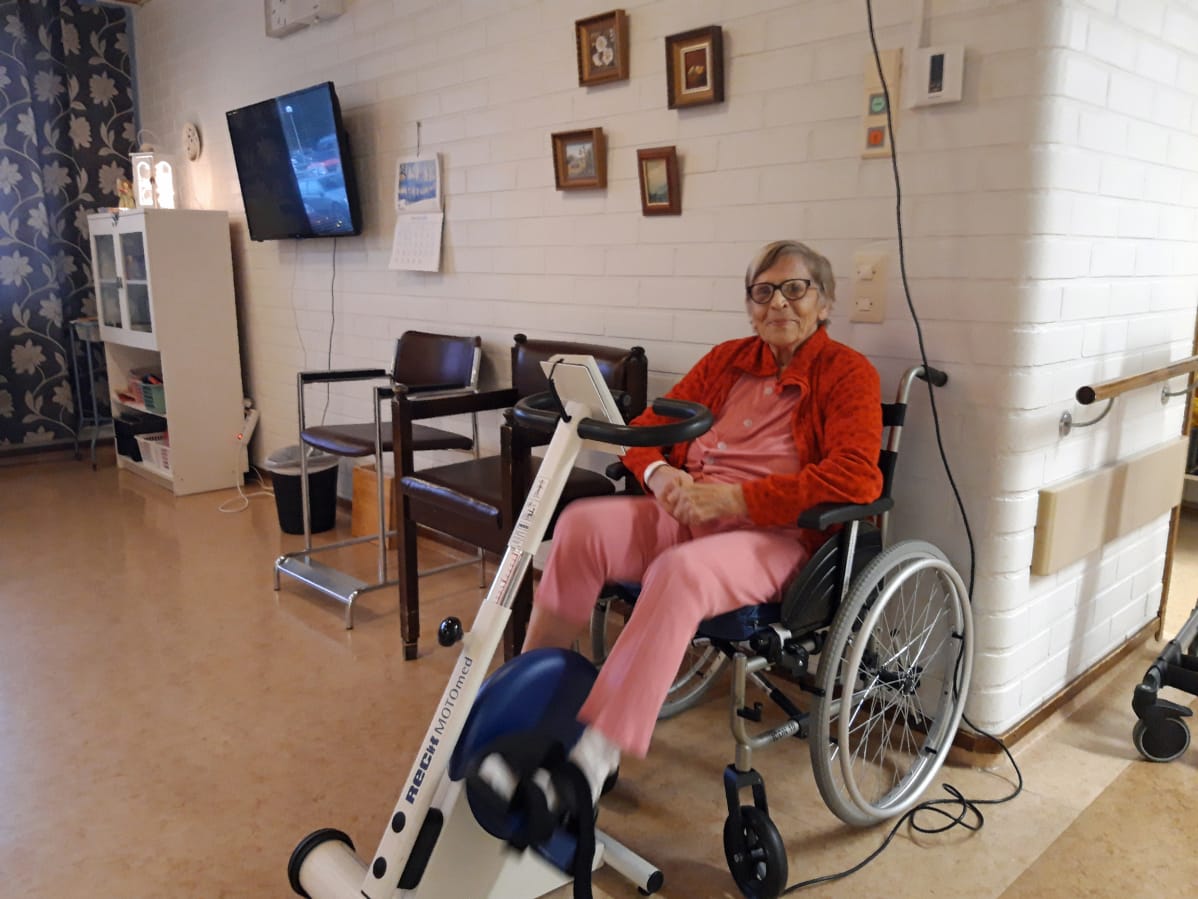 Hilkka Havela polkee kuntopyörää terveyskeskuksessa.