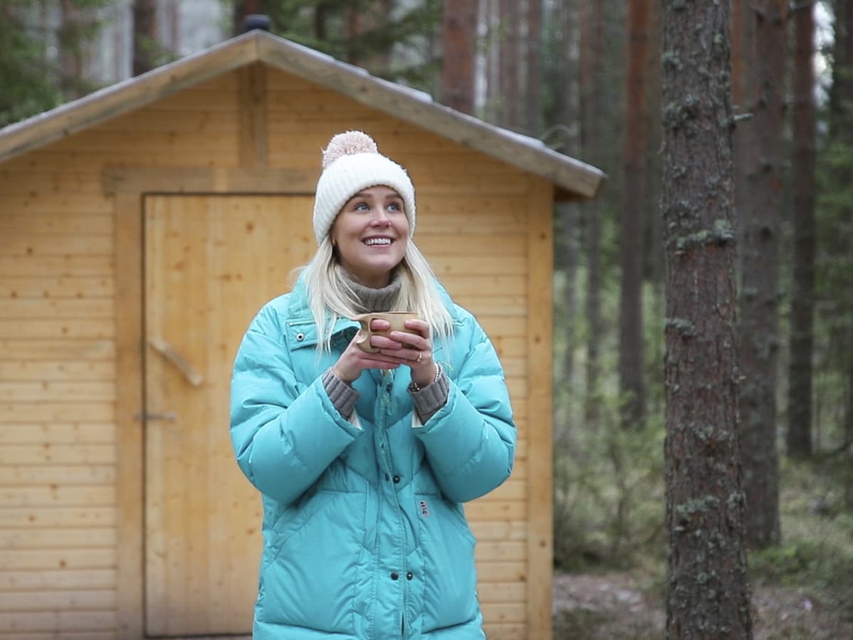 Ása Steinarsdóttir nauttii pannukahvia metsässä.