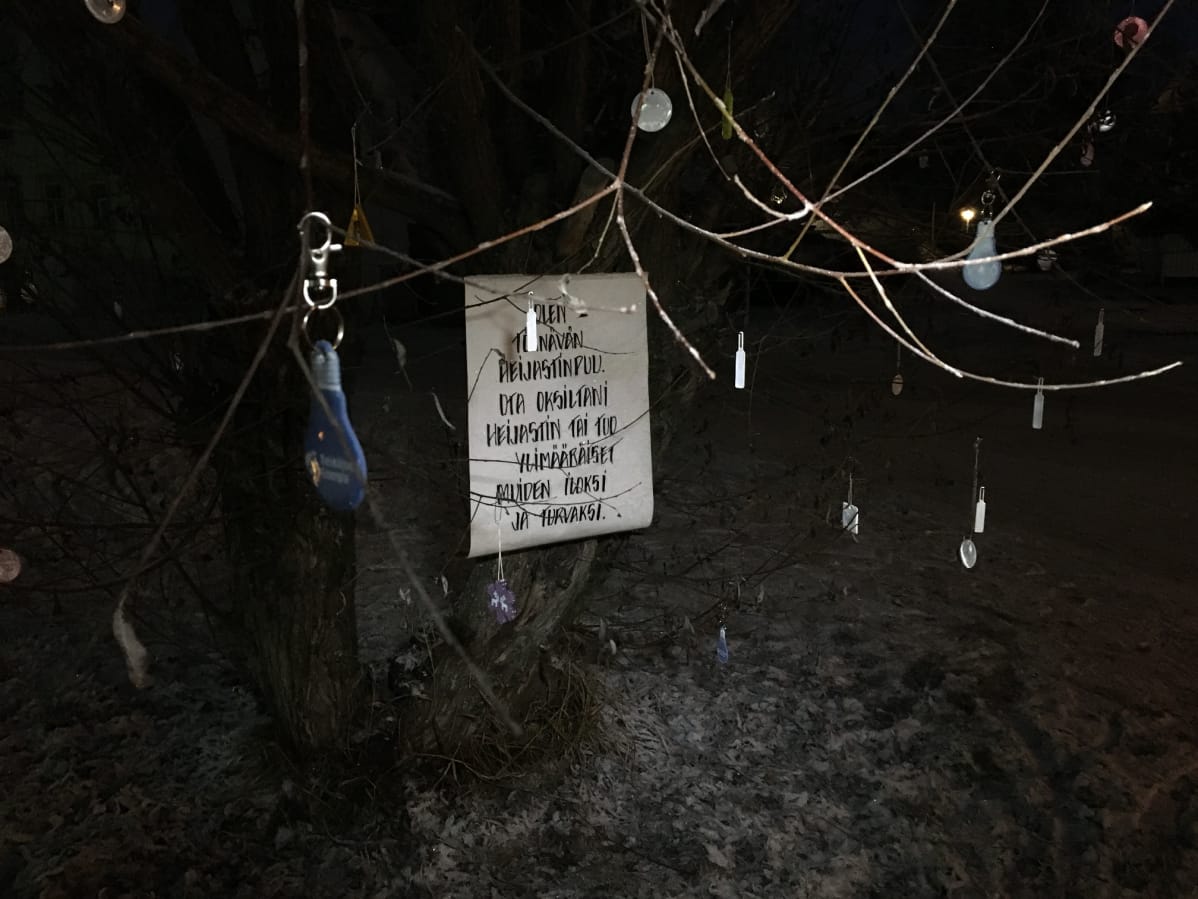 Heijastinpuusta saa ottaa itselleen heijastimen tai lahjoittaa puuhun heijastimia muiden otettavaksi. Seinäjoen puu on ollut toiminnassa muutaman viikon.