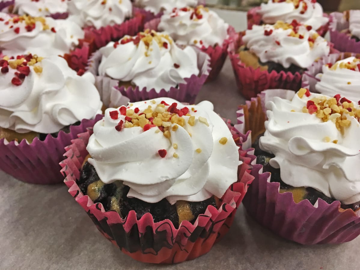Muffinssi, jonka päällä on vitivalkoista kasvirasvakreemiä.