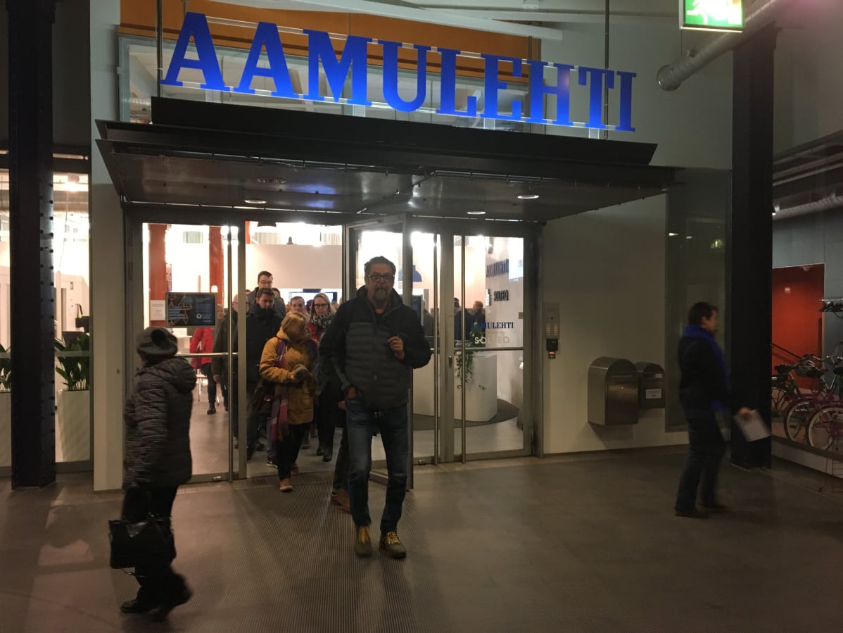 Aamulehden toimitus marssi pois työpaikalta.