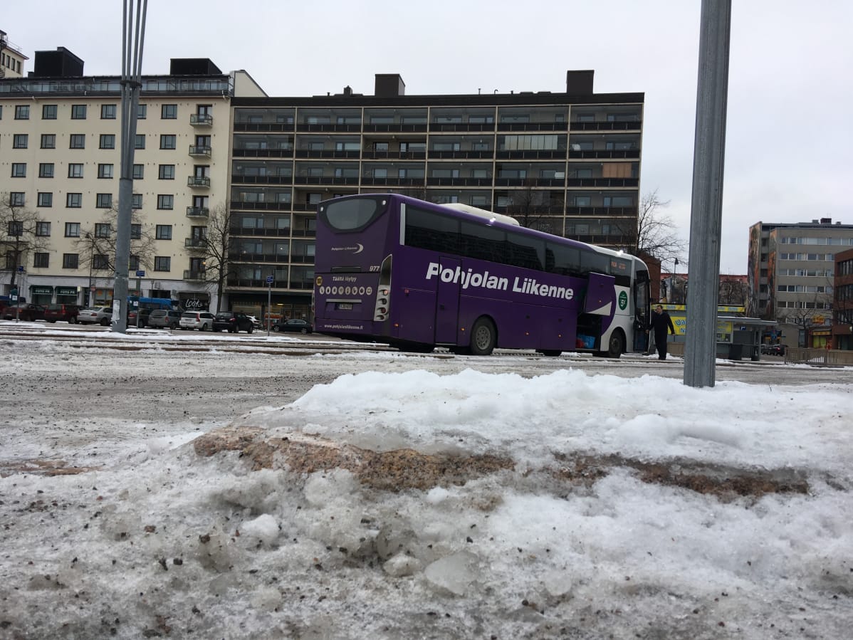 Pohjolan Liikenteen violettivalkoinen bussi lähdössä Kotkan linja-autoasemalta.