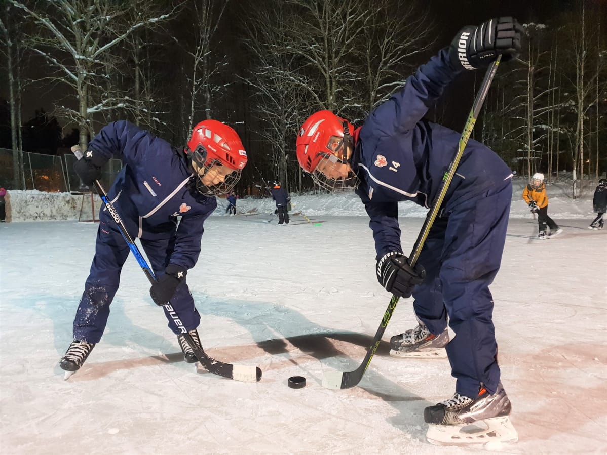 Taisto ja Tarmo Kostiainen Laitaatsillan kentällä Savonlinnassa