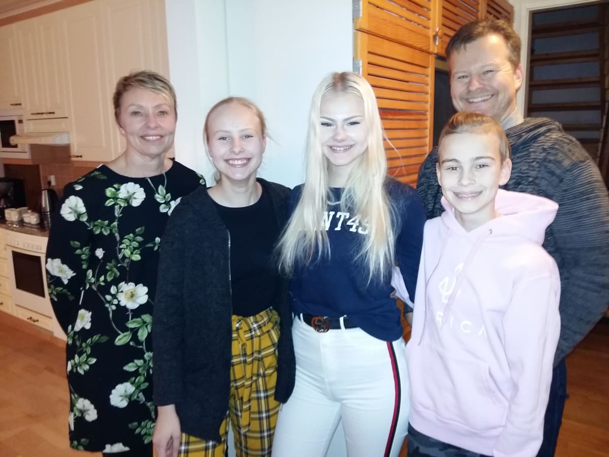 Käldin perhe: äiti Kia, isä Mats-Erik sekä lapset Jennifer, Jamina ja Hugo.