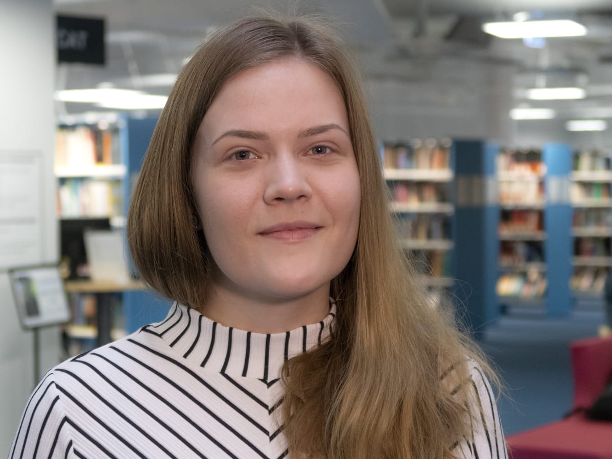 Paula Sajaniemi TTY:n käytävällä