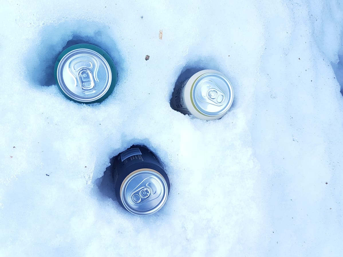 Lämmön siirtymisestä johtuen oluet jäähtyvät hangessa nopeammin kuin paljaalla pinnalla.