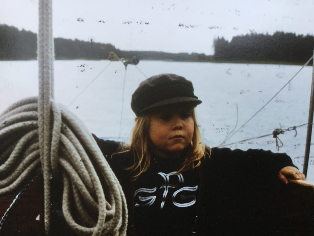 Kouvolalainen Tiina Saavalainen puuveneen kyydissä pienenä.